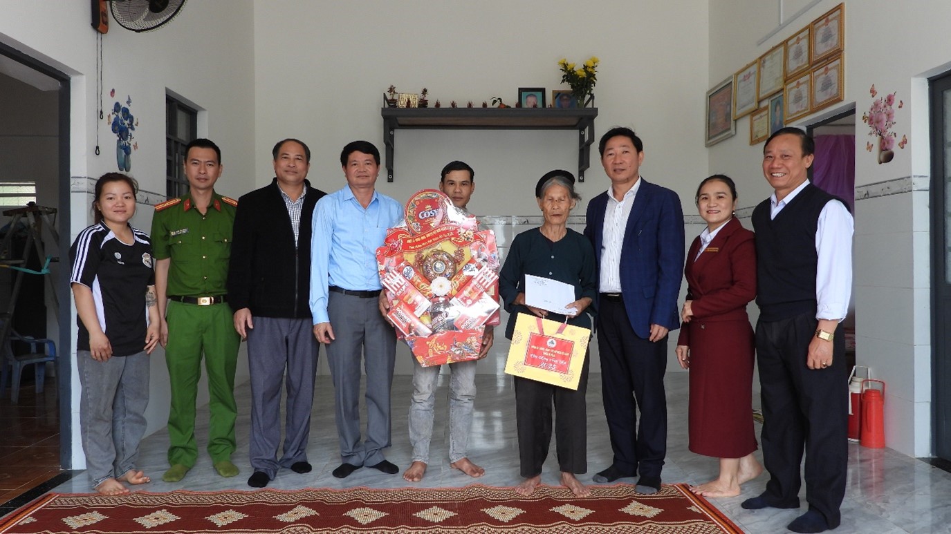 Ông Phạm Văn Khôi – Phó Chủ tịch UBND huyện thăm, tặng quà gia đình chính sách tại xã Ea Tir